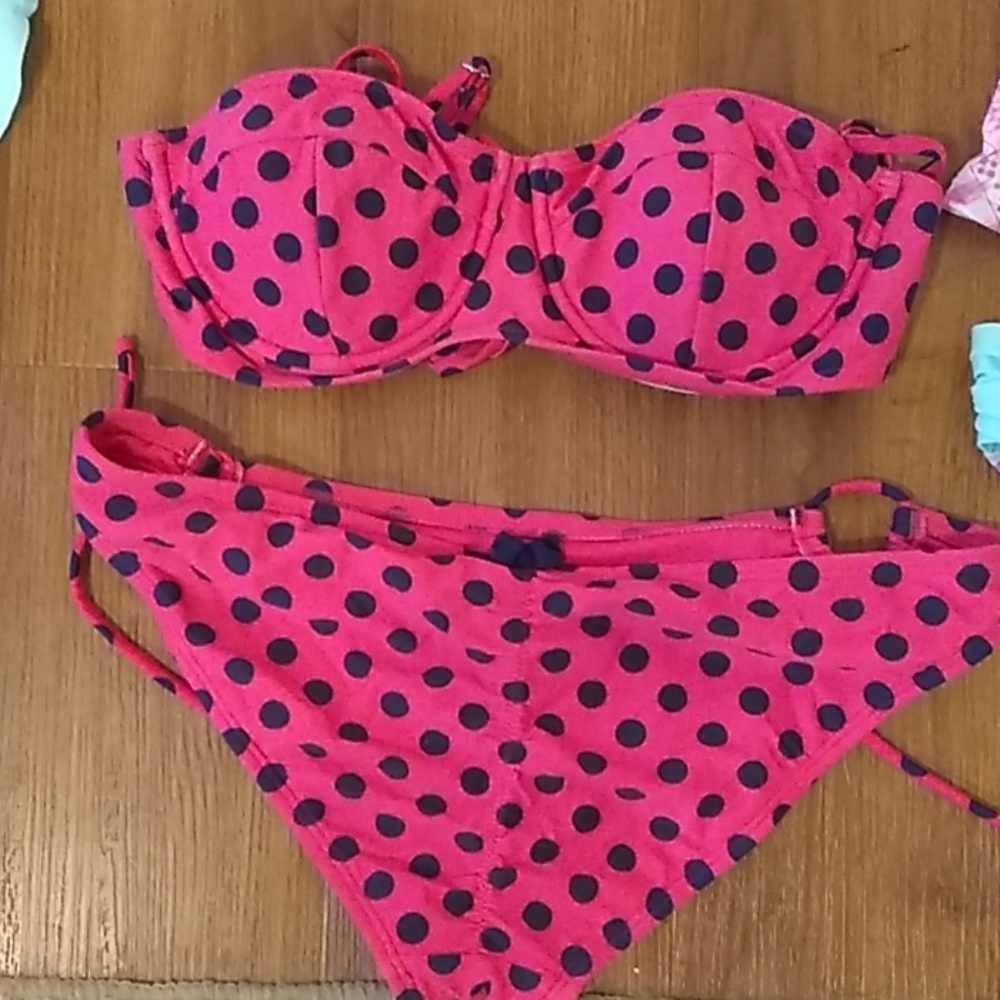 Swimsuits - Picture 6 of 8
